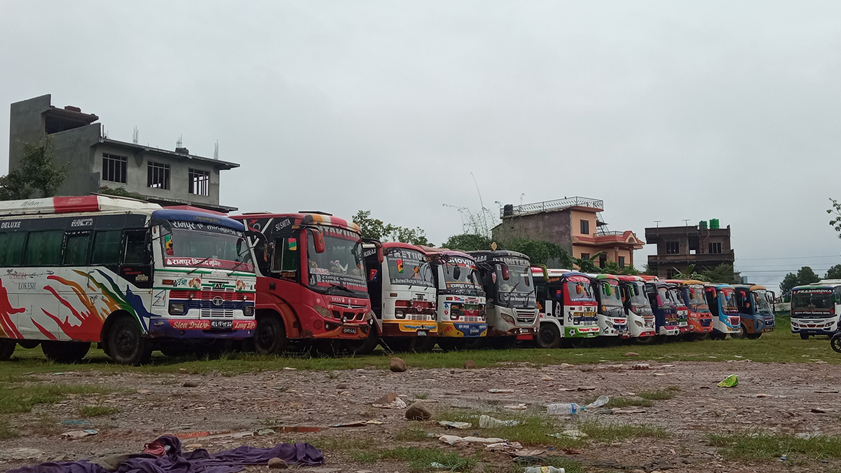 रामपुर बसपार्क : हिउँदमा धुलाम्मे र बर्सातमा हिलाम्मे